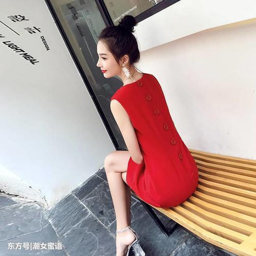 紧身连衣裙穿起来，勾勒女性最美曲线，让性感瞬间爆棚！