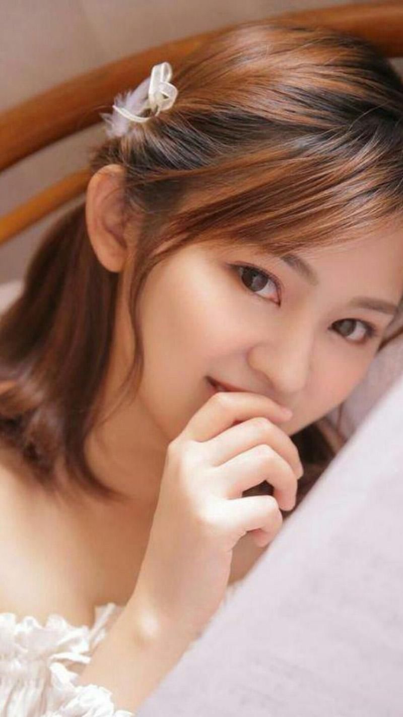 白嫩美女性感露肩诱人写真图片