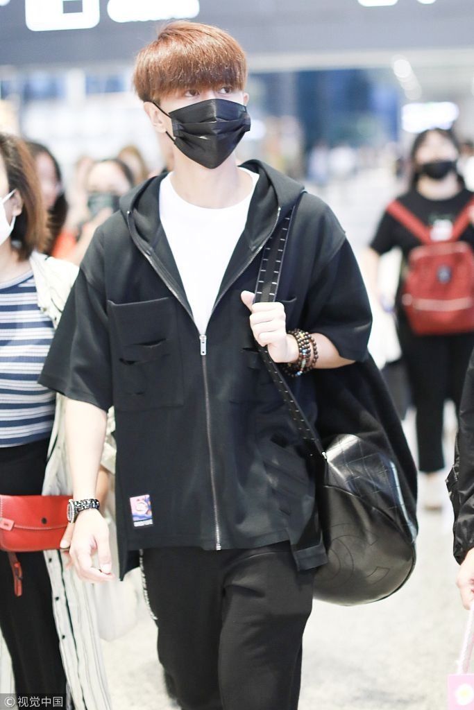 奶爸任嘉伦成功驾驭厚重刘海嫩出水 口罩遮面挎包包遭迷妹追拍