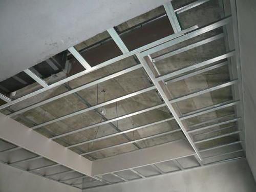 所以在制作龙骨架时,工人会从原混凝土顶面打吊筋下来吊住龙骨架,制作