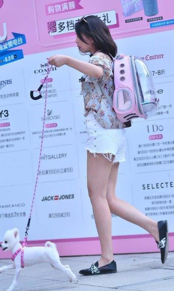  『尽显』街拍：小姐姐黑色的连衣裙长长的款式修身塑形，尽显时尚魅力