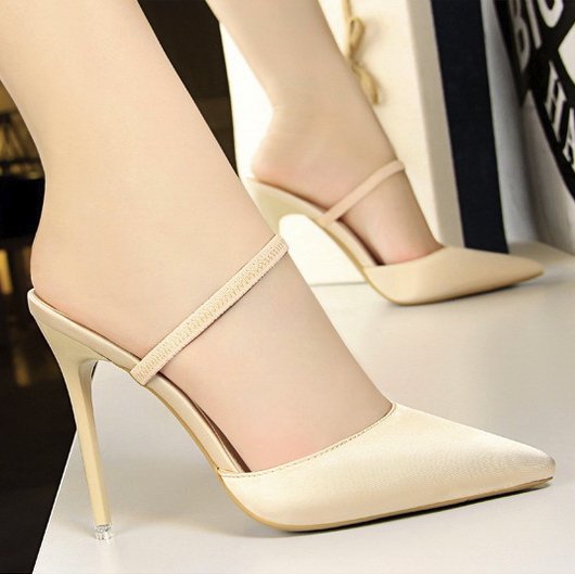 不知道老公在哪买的这么漂亮的高跟鞋，好穿舒适不累脚，太美腻了