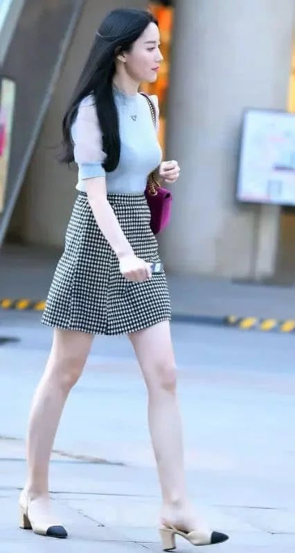 赶公交的清纯御姐，抹胸装下勾勒迷人曲线，整体的穿搭上面尽显女