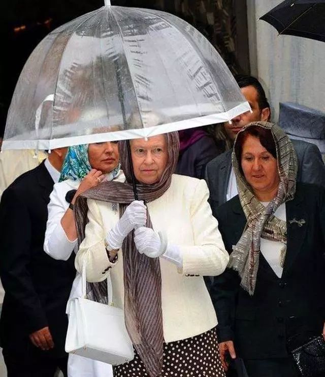 英国女王的“任性又可爱”的强迫症:雨伞和服装必须同色系!