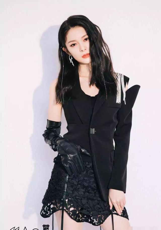  【设计】傅菁的“黑色系穿搭A爆了”好绝一女的