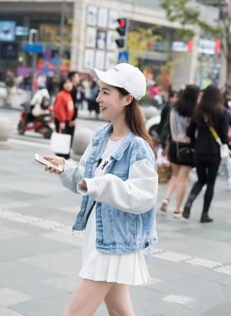  『小姐姐』路人街拍，小姐姐黑色露脐背心搭黑色裤子，尽显优雅大方的身姿