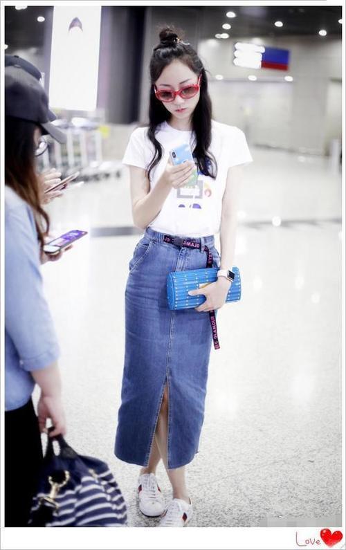 韩雪机场变秀场,短T配长裙优雅炫腹,网友:好想量一量她的腰围