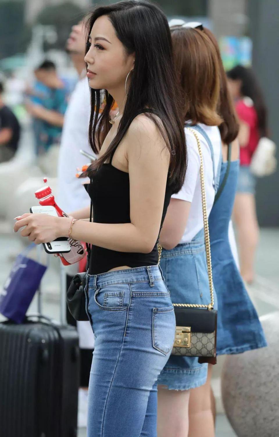 街拍:穿牛仔裤的小姐姐腿型真漂亮,就好这款!