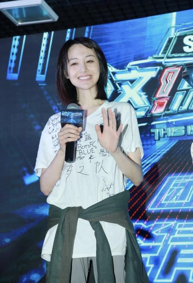 26岁郑爽素颜照看着像46岁，看到她的腿，网友:真的胖了10斤?