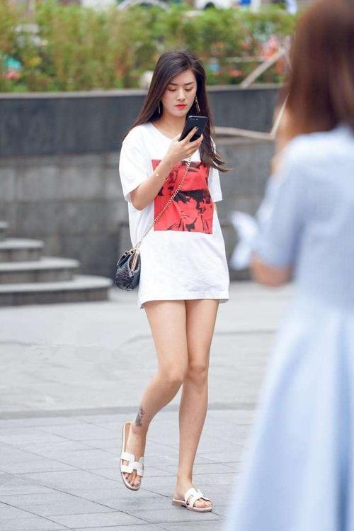 重庆街拍：时尚的小姐姐玩下衣失踪，好身材完全展现！