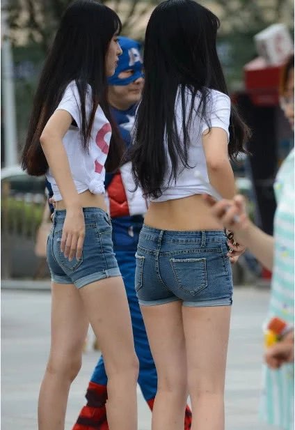 俏皮小姐姐穿出火辣身材，一双筷子腿青春甜美风满满