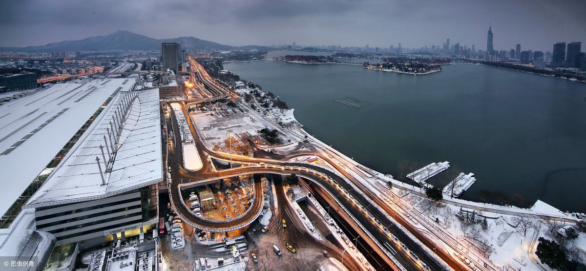 我国最便捷的火车站，门口就是景区，坐车旅游两不误，网友:真棒