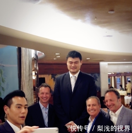  『椅子』和姚明合照怎样不显矮？成龙机智站椅子上，周杰伦也曾晒图调侃