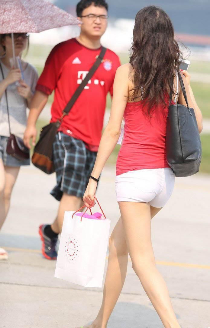 街拍:外国小姐姐白色紧身热裤，修长美腿夺人眼球