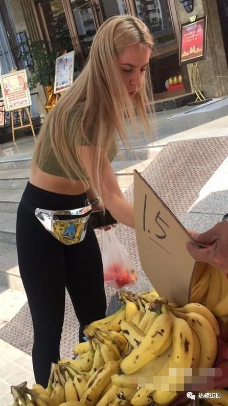 街拍:大街上买水果的外国妞，身材好，时尚感强