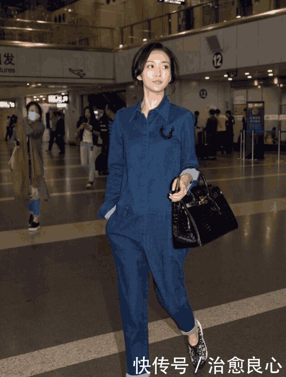 王鸥一身牛仔连体裤美出新高度! 网友 我就好奇她上厕所怎么办