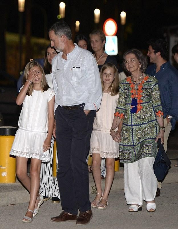 西班牙王后和婆婆和解？全家其乐融融度假，46岁王后比凯特还年轻