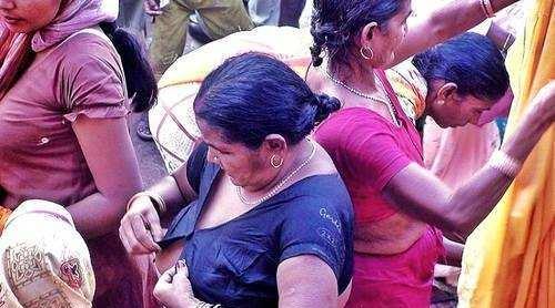 奇葩印度:男女老少在飘满垃圾的恒河里混浴,还用木棍刷牙