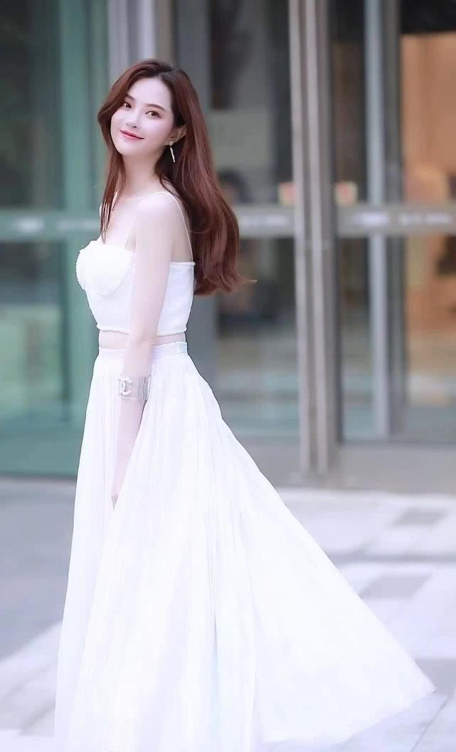  整体风格|一身白色长裙，有一种不食烟火之美