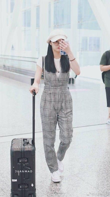 165宋祖儿和166周洁琼同穿西装，网友:大长腿和小短腿的差距!