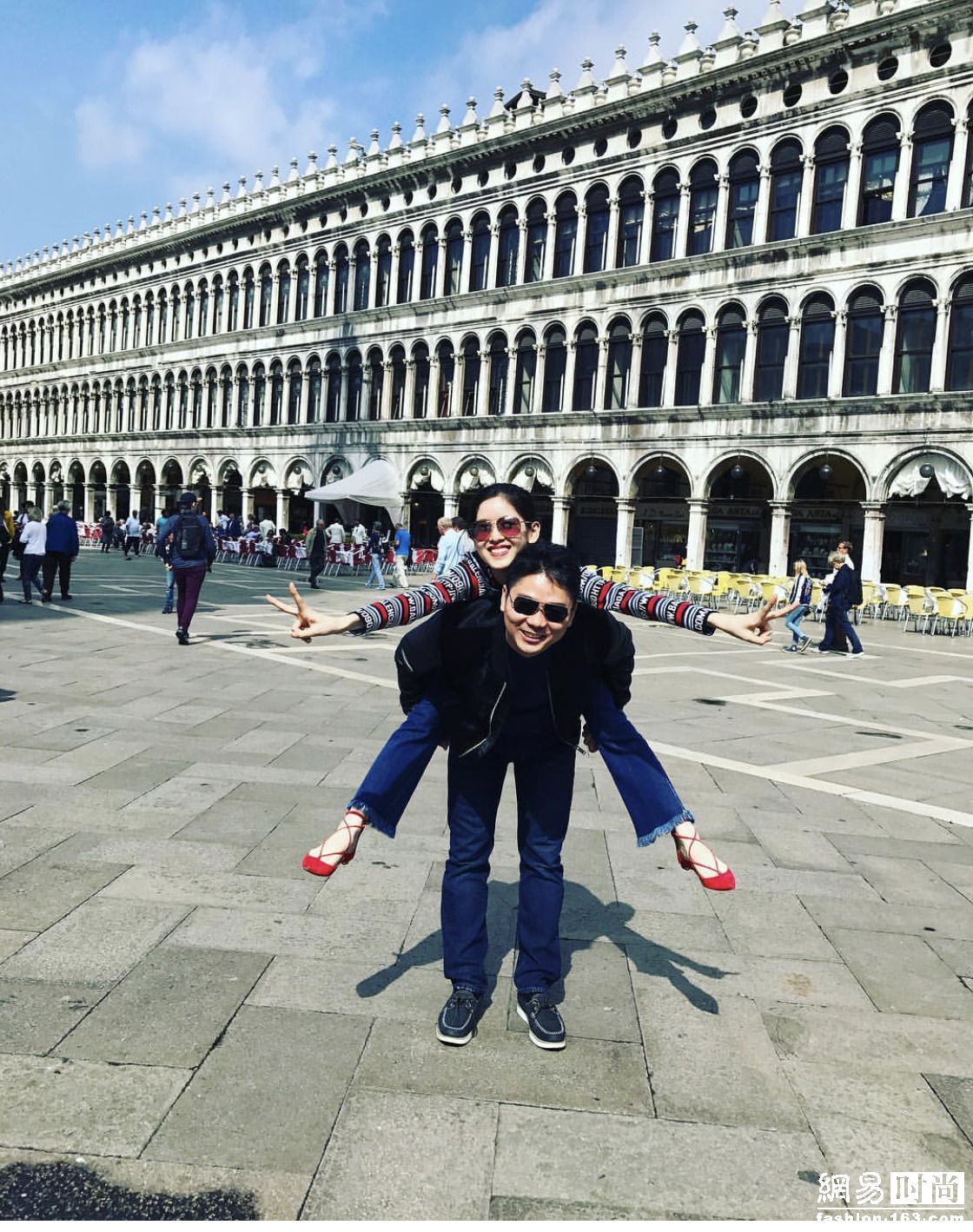 刘强东竟拿下了巴黎世家 穿衣品味也时髦的飞起