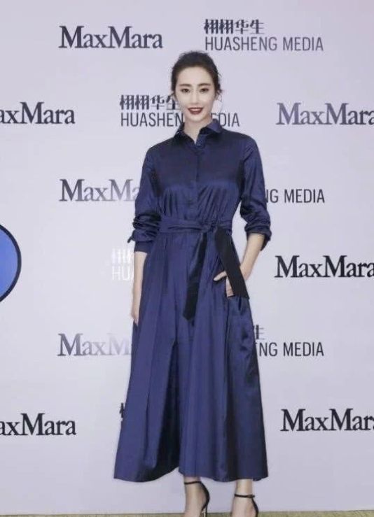 穿成：把紧身裤穿成皱皱裤，塞进长筒靴无压力，司理理的腿细到不信