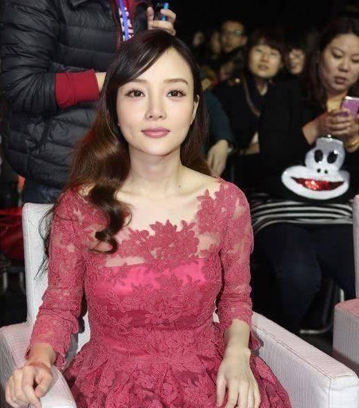 李小璐透视装出镜,成龙大哥又抱了上去,网友替