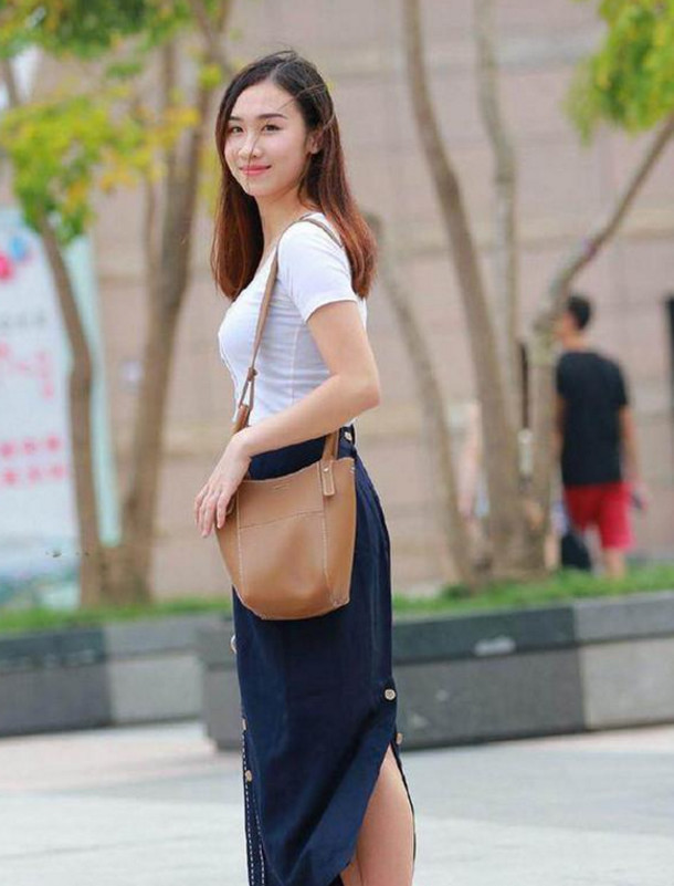 街拍：时尚性感的小姐姐，打扮上既简约又时尚很美好！
