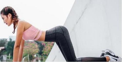 身着紧身裤的美女，外形靓丽惹人注目！