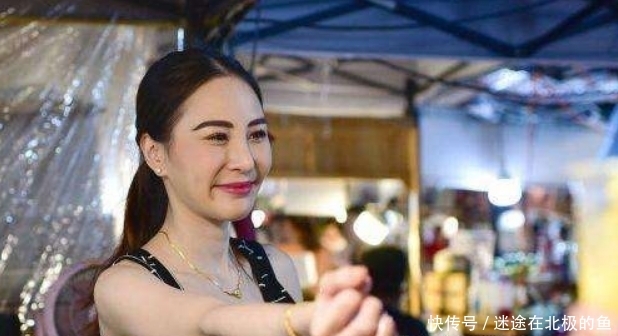 泰国水果西施容貌出众，游客特意前来观看，网友：滤镜不错