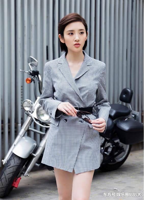 唐艺昕居然吃胖了!短裤穿得又短又紧，网友:还好腿够长!