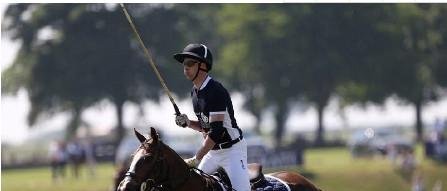 凯特王妃再穿平价连衣裙,草地奔跑很活泼,胸前扣子成负担