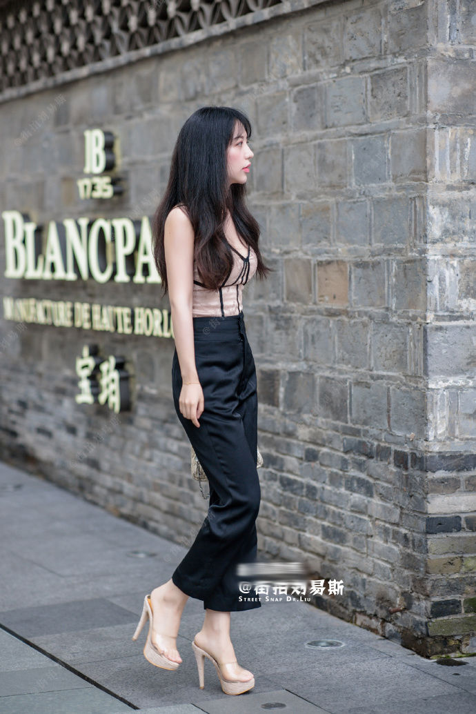 街拍重庆:好看，身材好，有气质，穿搭时尚，简直就是完美女神!