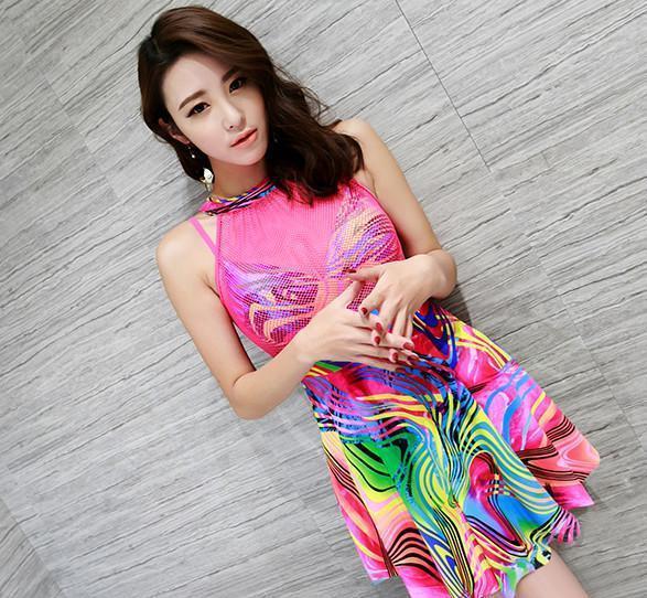 美女身着时尚的泳衣！展现出性感妩媚的好身材！