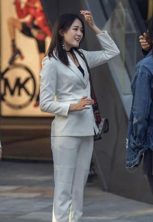  『风采』潮范儿女神来了，街拍：身材高挑的美女，一条黑色的连衣裙，时尚女神风采