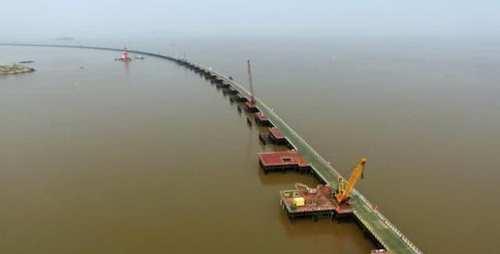 全世界最牛的铁路:建在大海中,火车该如何跑?看完你就明白了