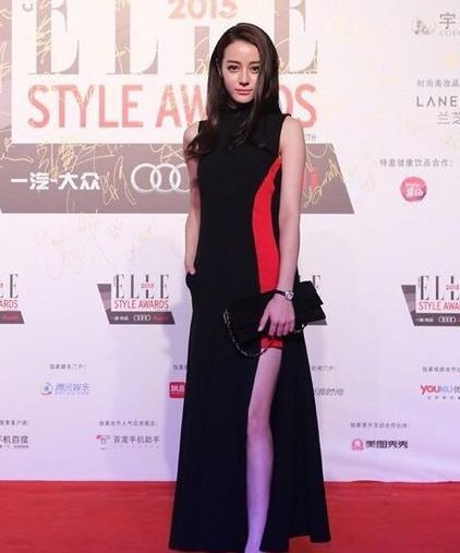 迪丽热巴一向不热衷暴露装，但穿上抹胸黄裙，没想到身材却这么好