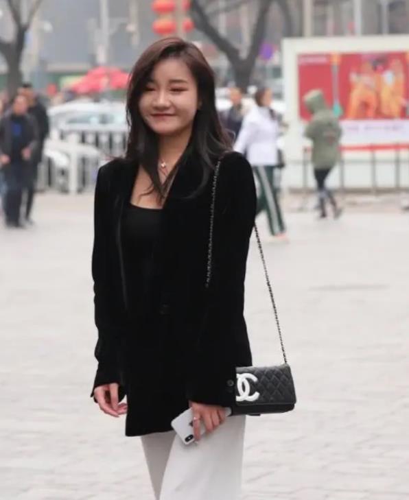  #气质#街拍：气质甜美的时尚小美女，白色的休闲装时尚又美观