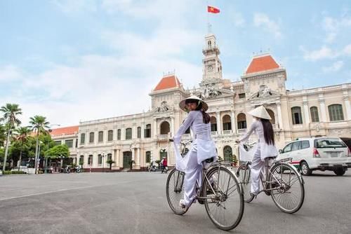 去越南旅游时，对于水果摊老板递的手套，为何不能去接？