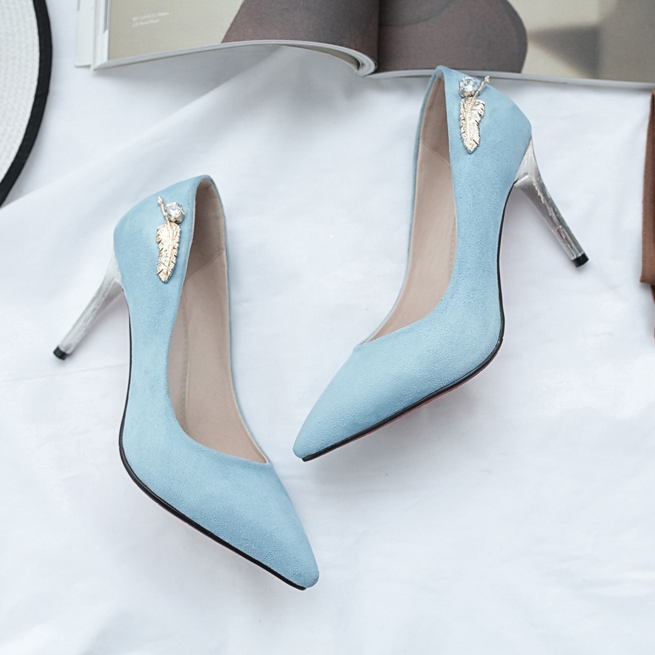 哇!这新出炉的气质套装+高跟鞋，太美了，败家的我又忍不住要买