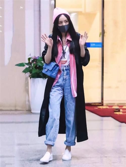  「脚踝」风衣不吃香了，现在正流行这件“脚踝衣”，显瘦高级，明星都爱了