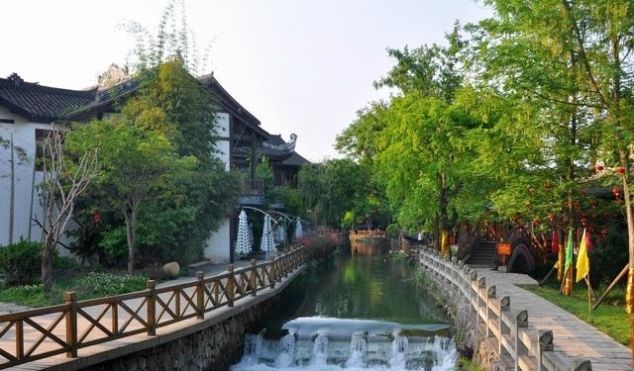 寸土寸金的上海城区有座古镇，不仅免费开放，花20元就能吃到饱
