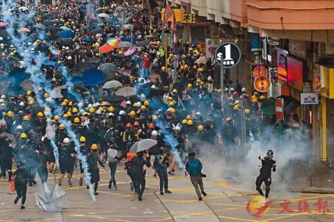 港警主动出击！装甲车重兵布防 百余暴徒束手就擒