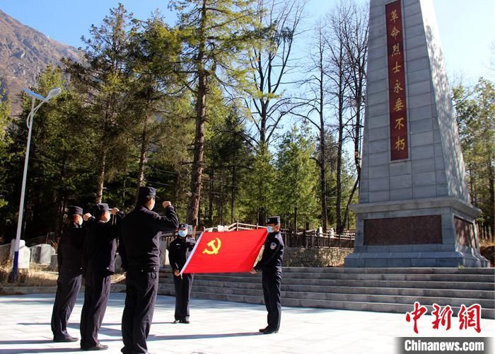  『图为西藏』西藏多地移民警察开展清明祭英烈活动