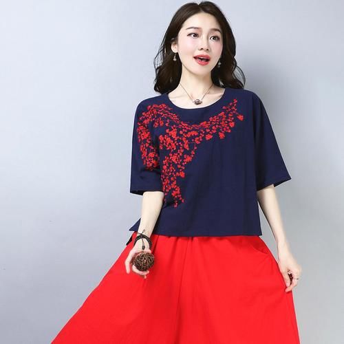 过了40岁女人，别太土，多穿这样的T恤，显瘦有气质