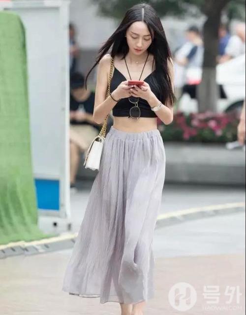 路人街拍，美女穿着大气，由内而外透露着迷人的气息！