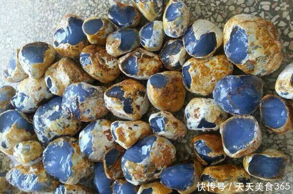 农民捡回堆蓝色“石头”，砸开后，里面的东西让他笑得合不拢嘴！