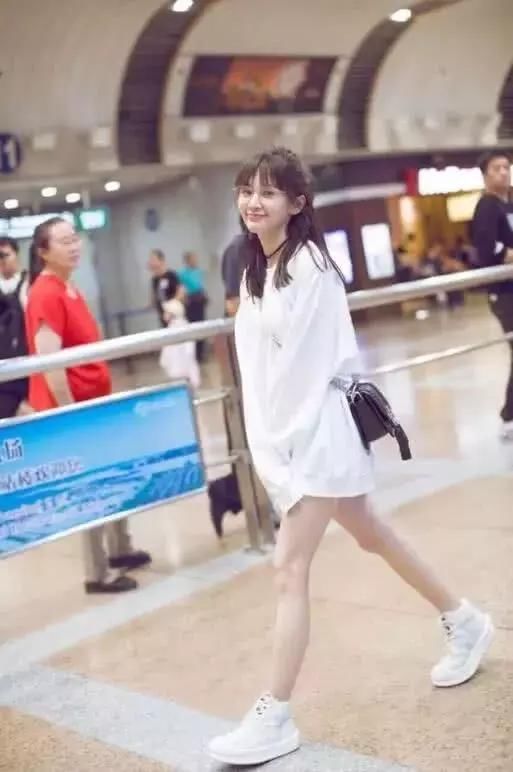 王子文超短裤太短了，腿长了10公分，网友：坐下要走光