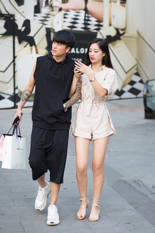 街拍，黑色吊带搭配休闲短裙，尽显小女人味道，气质迷人