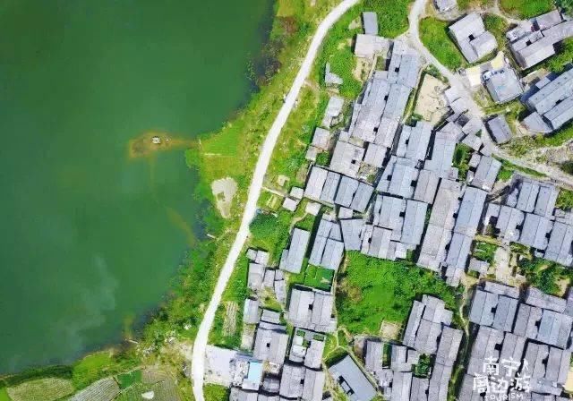 南宁深山藏了个清代古村庄，土瓦房、石板路…山色葱葱，宁静闲适